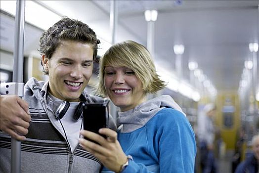 青少年,伴侣,打手机,地铁,上半身