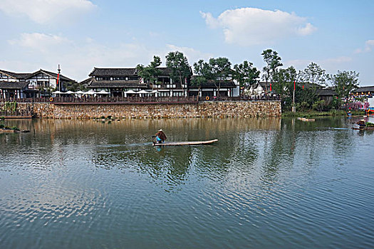 东方盐湖城神奇山镇·道天下景区水岸景致