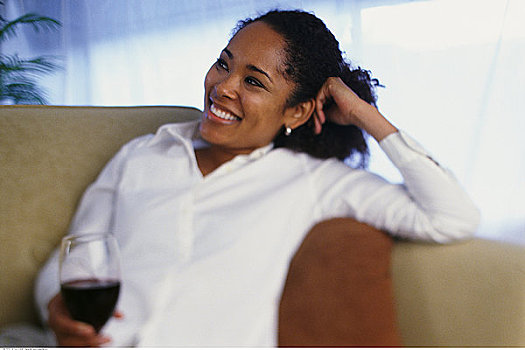 坐,女人,沙发,拿着,葡萄酒杯,笑