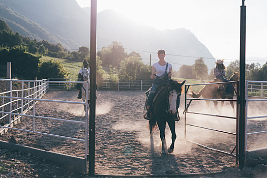 年轻人,骑马,乡村,竞技场,特兰提诺阿尔托阿迪杰,意大利