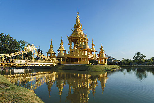 泰国清迈清莱著名寺庙,白庙的金色佛塔建筑