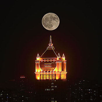 尖顶建筑和大月亮