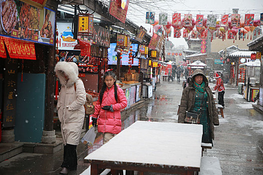 旅游小镇喜迎瑞雪,游客堆雪人寻找童年回忆