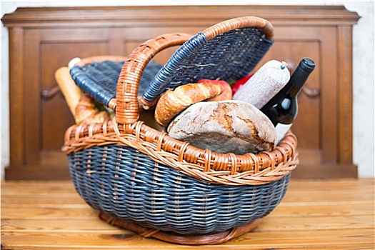 野餐篮,牛角面包,面包,苹果,意大利腊肠,葡萄酒