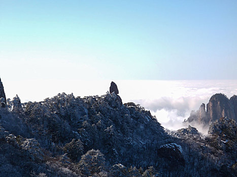 中国安徽黄山风景区,冬日雪后奇峰怪石林立,云雾飘渺宛若仙境