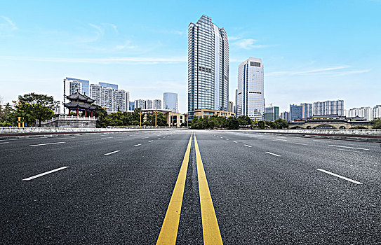 高速公路和现代城市天际线