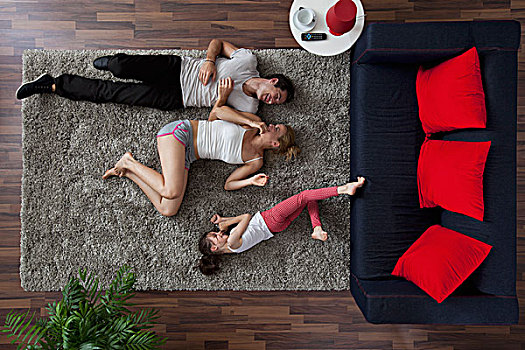 家庭,三个,高兴,躺着,客厅,地毯,俯视