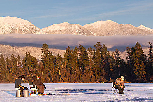 冰上钓鱼,低湿地,天鹅,山,背景,靠近,凯利斯贝尔,蒙大拿,美国