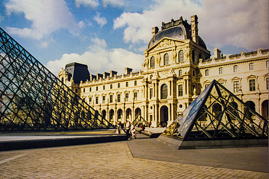 著名博物馆卢浮宫