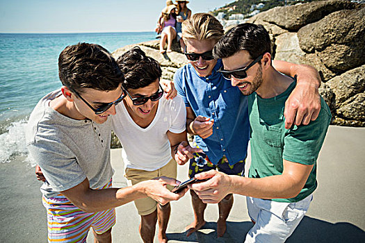 愉悦,男性,朋友,张望,智能手机,站立,海滩