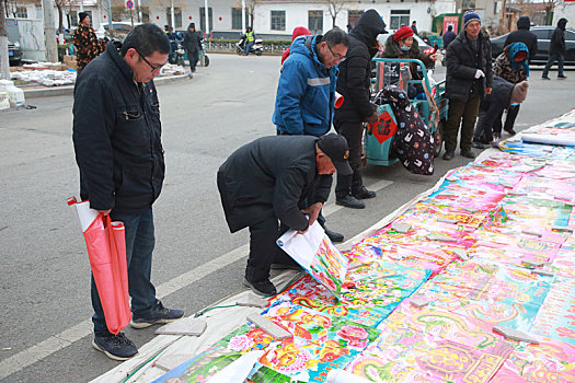 山东省日照市,春联年画开始热销,农村大集红红火火年味浓