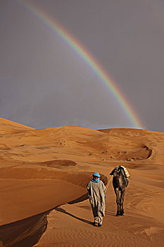 非洲,北非,摩洛哥,撒哈拉沙漠,梅如卡,却比沙丘,部落男人,骆驼,彩虹,沙漠