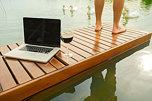 站立,男人,旁侧,笔记本电脑,葡萄酒杯,湖,码头