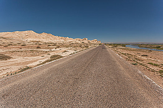 中国西部荒野道路