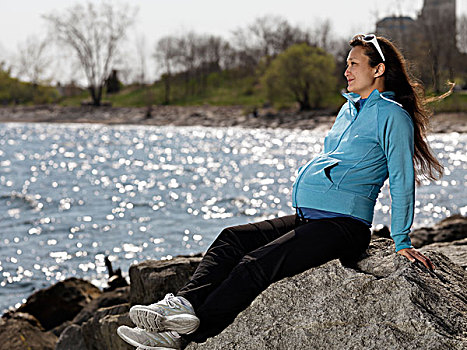 怀孕,年轻,女人,坐,岩石,岸边,靠近,水