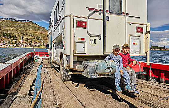 头像,两个男孩,坐,后面,旅行房车,渡轮,玻利维亚,南美