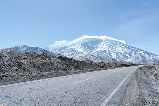 新疆喀什慕士塔格峰道路