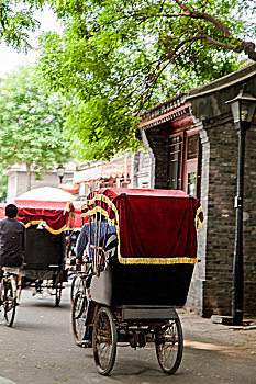 老北京胡同中的三轮旅游车