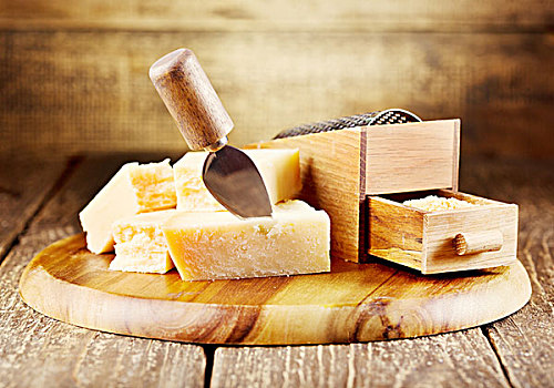 巴马干酪,擦菜板,木质背景