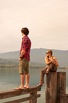 年轻,情侣,向外看,码头,湖,阿纳西,隆河阿尔卑斯山省,法国