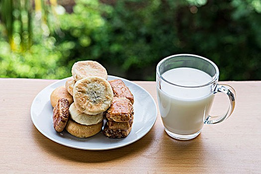 饼干,糕点,点心与一杯鲜奶