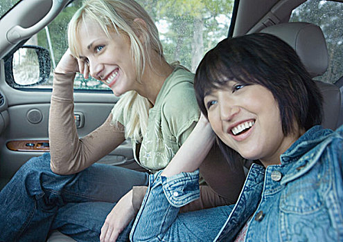 两个女人,坐,汽车