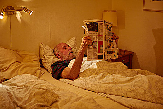 老人,读报,床上