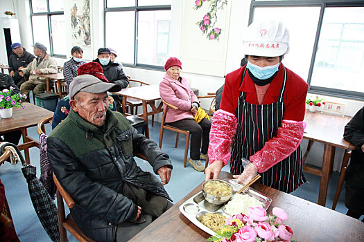 山东省日照市,向阳村75岁老人吃上免费午餐,幸福写在脸上