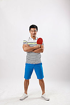一个穿休闲装打乒乓球的青年男士