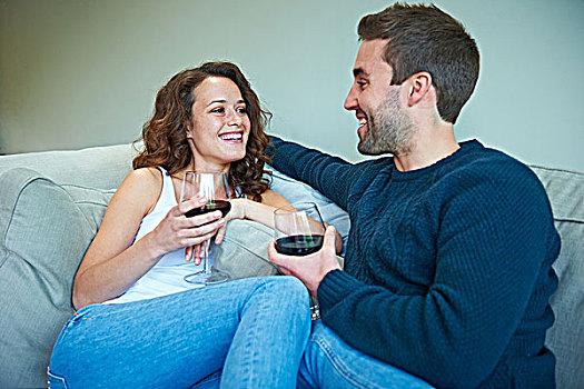 情侣,享受,葡萄酒,沙发
