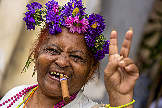 胜利手势,老,古巴,女人,花饰,雪茄,姿势,旅游,尖,哈瓦那