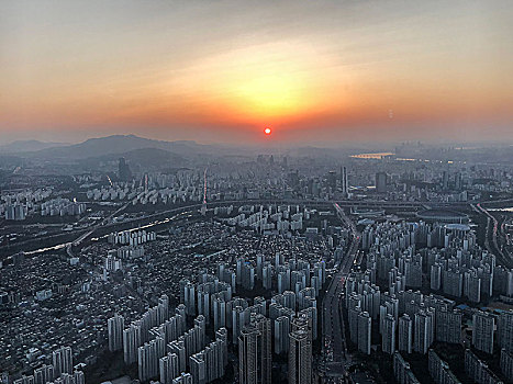 在韩国首尔乐天世界塔上,超棒的夕阳