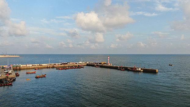 山东省日照市,蓝天白云映衬下的渔码头美成了一幅画