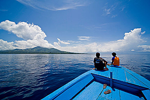 年轻,情侣,坐,船首,木质,船,岛屿,苏拉威西岛,印度尼西亚,东南亚