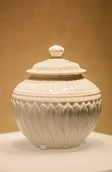 首都博物馆珍藏的定窑白釉刻莲瓣纹官字款盖罐北宋