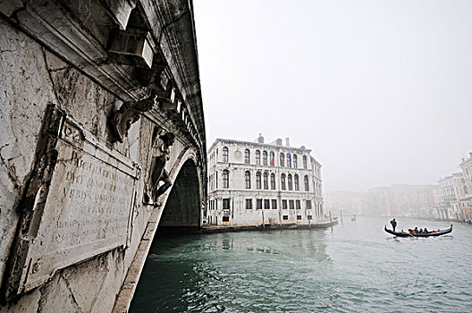 小船,大运河,雷雅托桥,邸宅,雾,威尼斯,威尼托,意大利,欧洲
