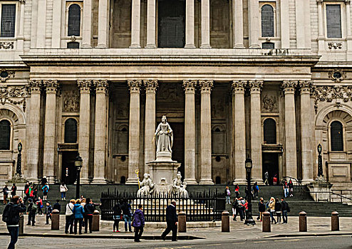 圣保罗大教堂大门和安妮女王雕像
