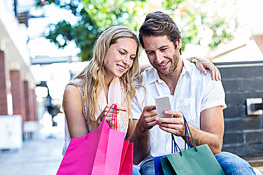 微笑,情侣,购物袋,坐,智能手机,购物中心