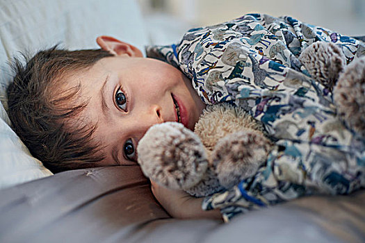男孩,睡衣,搂抱,毛绒玩具,床上