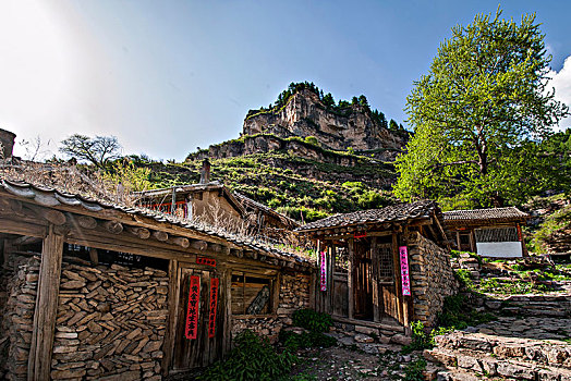 山西宁武县涔山乡悬空村,悬崖上的村庄,圆木铺架,栈道,上的农家