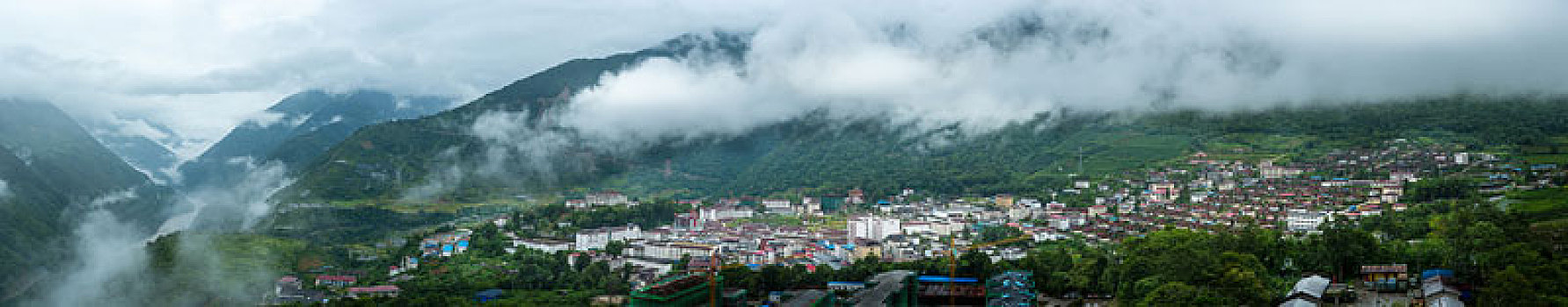 西藏墨脱县城全景图