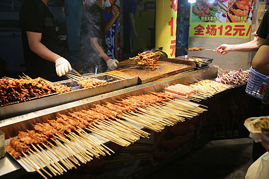 广东省深圳市,东门步行街人流如织,数百种特色美食让人流连忘返