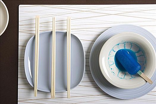 筷子,盘子,冰棍,碗,旁侧