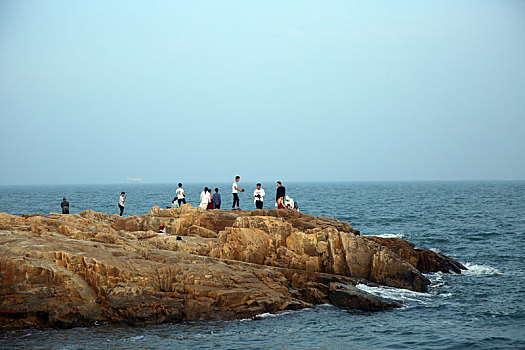 海边旅游升温,赶海拾贝婚纱摄影成美丽风景线