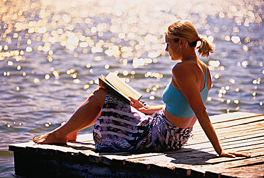 坐,女人,码头,读,书本