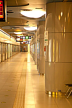 无人的地铁站台