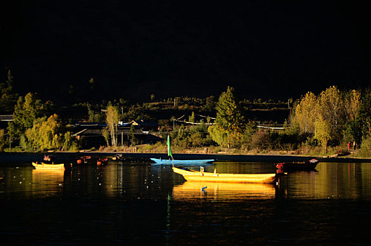 泸沽湖船