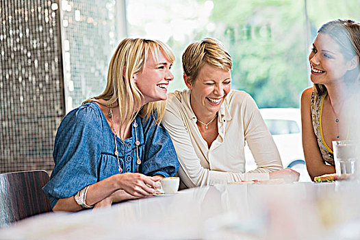 三个女人,坐,餐馆