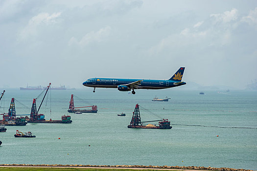 一架越南航空的客机正降落在香港国际机场