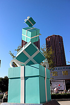 河南郑州街头即景,大型戒指礼盒实物造型